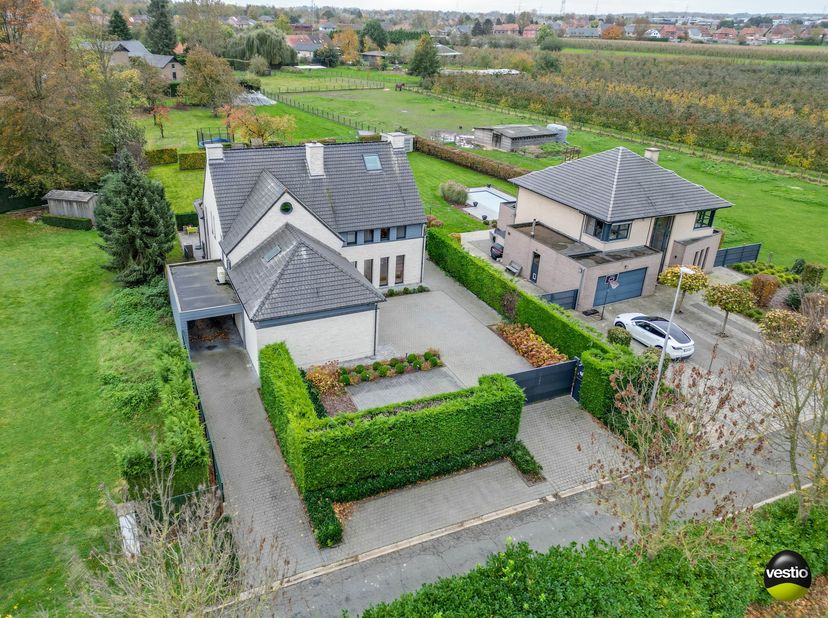 Deze residentieel gelegen villa bevindt zich te Sint-Truiden, Kabei 42. Alle faciliteiten van het stadscentrum heb je in de nabijheid. Ook de Expreswe