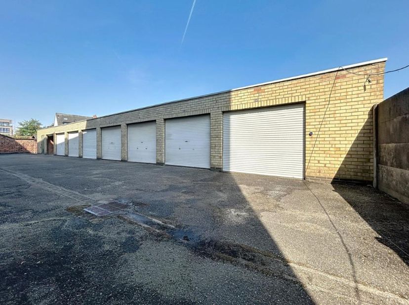 Centraal gelegen garage met vlotte verbinding naar in- en uitvalswegen. De garage is voorzien van elektriciteit, een elektrische poort en beschikt ove
