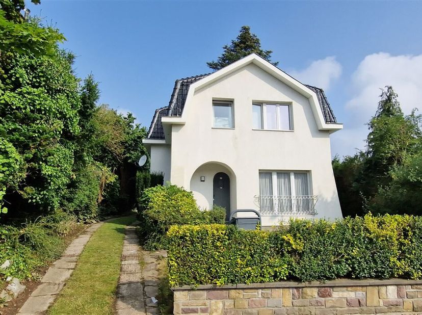 Villa met 3 slaapkamers in doodlopende straat.&lt;br /&gt;
Indeling gelijkvloers: inkomhal met wc, woonkamer, ingerichte kookkeuken, overdekt terras, garage