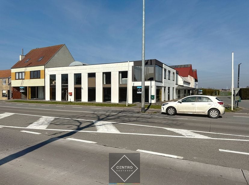 Opbrengsteigendom met gespreid risico: 3 Verhuurde appartementen, commercieel gelegen handelspand met magazijn met parkeergelegenheid  op 1.330m2 lang