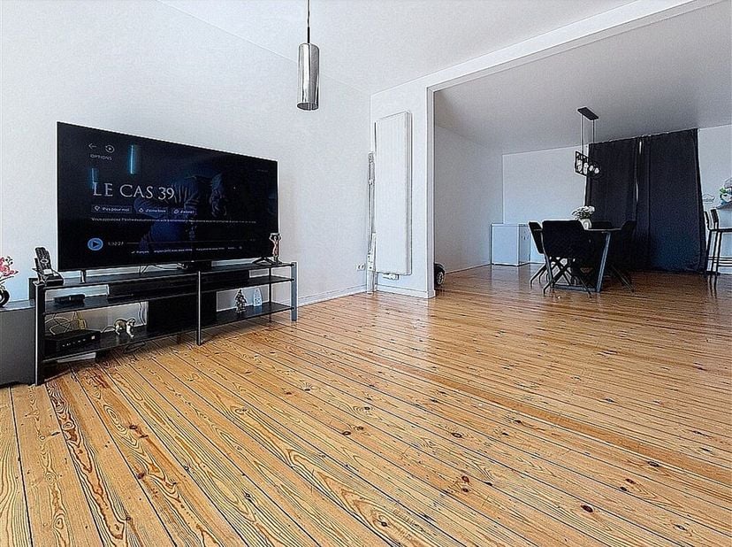 Forest, à proximité de toutes facilités (commerces, communications etc...) : Duplex totalement rénové en 2023, PAS DE CHARGES, excellent état.&lt;br /&gt;
1
