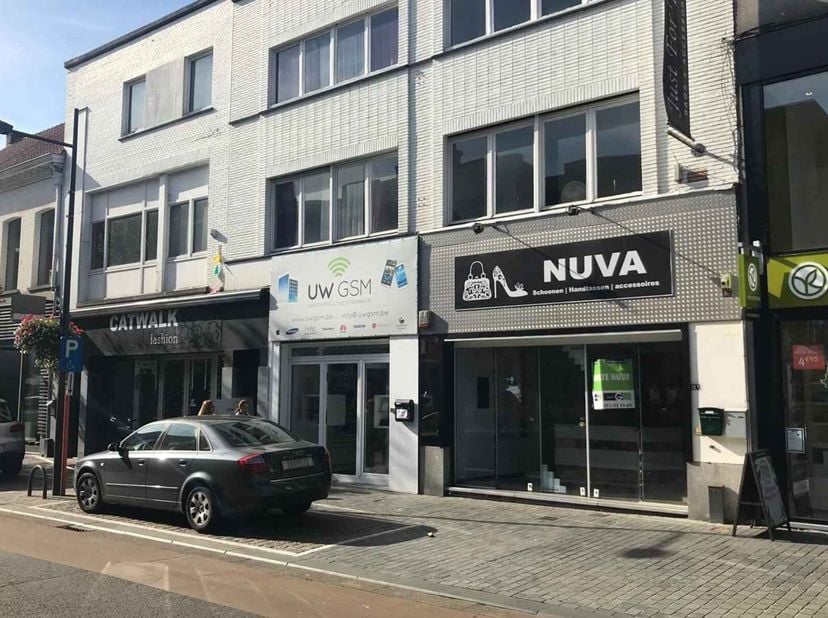 Ontdek deze aantrekkelijke winkelruimte van 120 m² in de belangrijkste winkelstraat van Mol. Deze centraal gelegen locatie biedt een uitstekende zicht