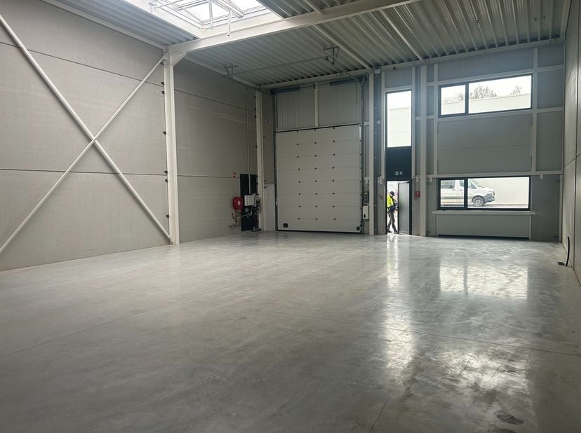 KMO-unit E03 van 216m² is gelegen  in het nieuwe KMO-project Green Business Park &quot;Woudpark&quot;, gelegen op de industriezone Genk-Noord, vlakbij het Alber