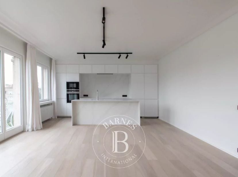 Situé au 4ème et dernier étage d&#039;une petite copropriété, découvrez ce penthouse de 124m2 (selon PEB) récemment rénové avec soucis du détail.&lt;br /&gt;
Le