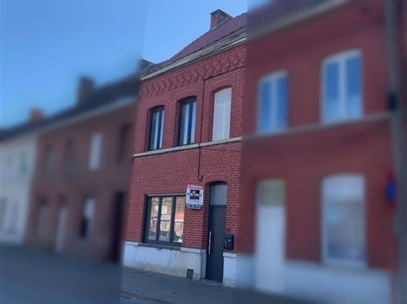 Très bonne maison d&#039;habitation mitoyenne semi-plain-pied avec garage et jardinet idéalement située sur 1 are 55 centiares à proximité des commodités e