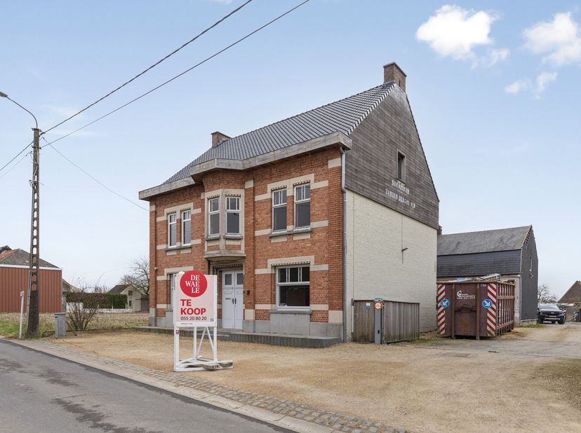 Achter deze karaktervolle gevel zit een prachtige burgerwoning met ruime woonvolumes en verschillende authentieke elementen.  &lt;br /&gt;
De woning bestaat