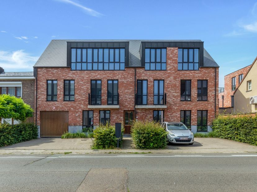 Ontdek dit schitterende penthouse van maar liefst 150 m², gelegen op de bovenste verdieping van een recente residentie. Het appartement biedt ultiem w