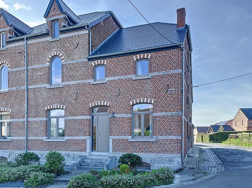 ERA WELCHOME vous propose en location cette charmante maison de caractère située à Naast !Cette maison de 3 chambres vous offre un séjour lumineux, un