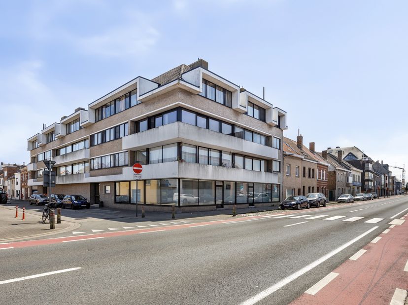 Cet appartement de 3 chambres entièrement rénové (2022), situé au premier étage d’un petit immeuble, se trouve dans la paisible Slachtersstraat, une r