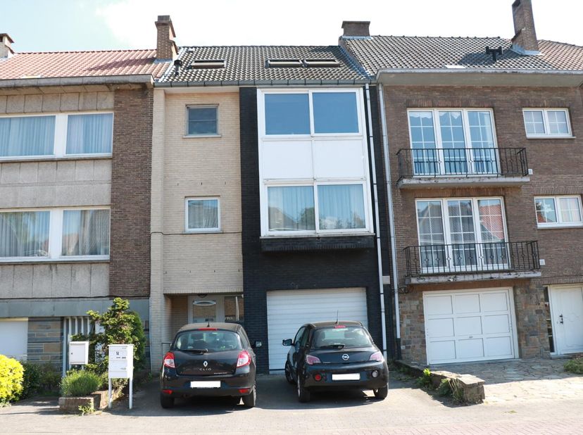 Plan je afspraak via www.living-stone.be&lt;br /&gt;
Zeer ruim duplex appartement 129m² met 2 terrassen te Dilbeek&lt;br /&gt;
Residentieel gelegen - 2e en 3e ver