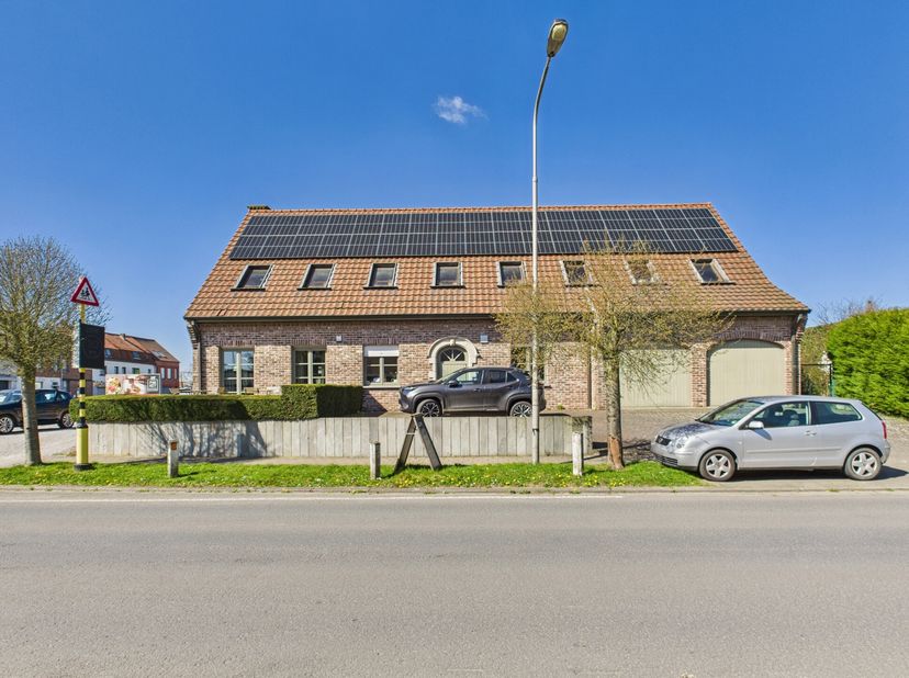 Handelshuis tuin en privéparking&lt;br /&gt;
Gelegen op een strategische en drukke locatie, biedt dit handelshuis maximale zichtbaarheid en veelzijdige ruim