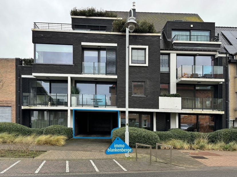 Deze garagebox bevindt zich in residentie Castelli.&lt;br /&gt;
&lt;br /&gt;
De garagebox is voorzien van een automatische sectionaalpoort, die zowel via een afst