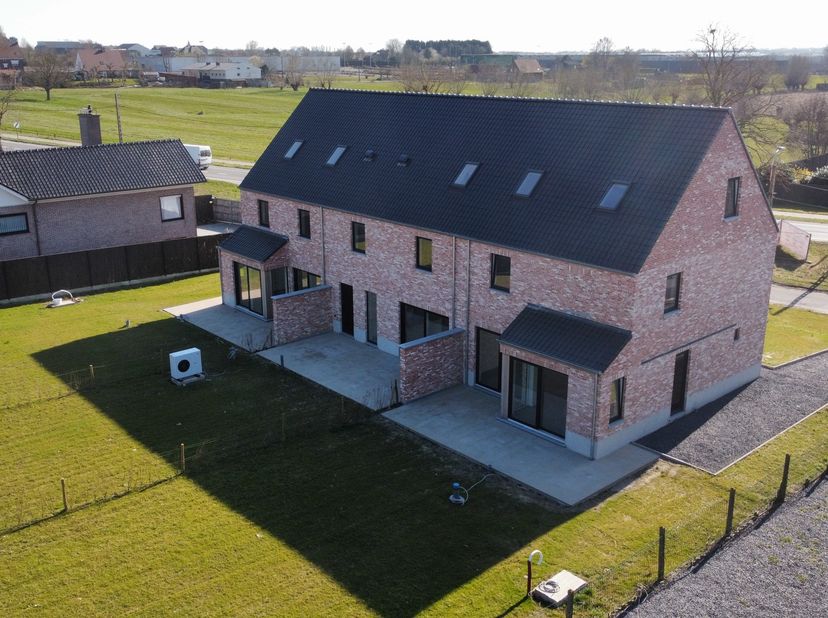 Energiezuinige nieuwbouwwoning te koop in Vichte&lt;br /&gt;
&lt;br /&gt;
Maak kennis met uw droomwoning, waar comfort en natuur samenkomen! Deze schitterende hal