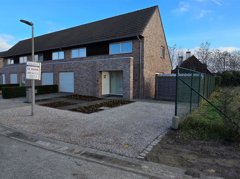 Recente energiezuinige woning gelegen in een doodlopende straat.&lt;br /&gt;
Inkom met gastentoilet. lichtrijke leef- en eetruimte met toegang tot geïnstall