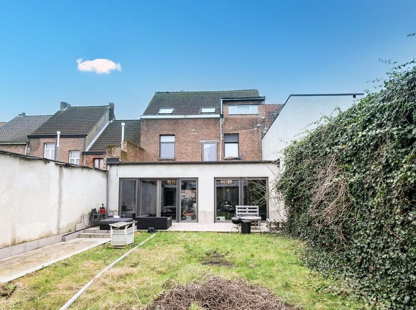 Grande maison à vendre à Niel&lt;br /&gt;
disposition:&lt;br /&gt;
rez-de-chaussée:&lt;br /&gt;
- hall d&#039;entrée&lt;br /&gt;
- buanderie/rangement&lt;br /&gt;
- toilettes&lt;br /&gt;
- sa