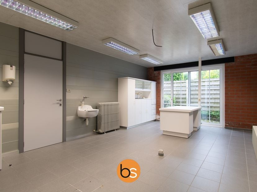 Voormalige dierenartsenpraktijk, in hartje Ledegem bestaande uit:&lt;br /&gt;
- Wachtruimte&lt;br /&gt;
- Toilet&lt;br /&gt;
- Kabinet met 2 bergruimtes/behandelruimtes