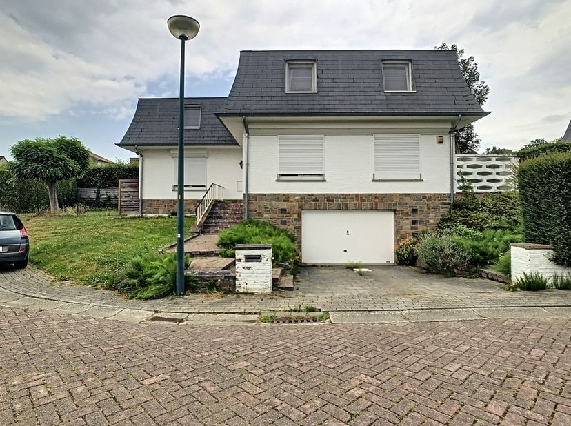 Belle villa dans un quartier résidentiel, près de l’école britannique et  le parc de Tervuren. &lt;br /&gt;
&lt;br /&gt;
Rez-de-chaussée : hall d&#039;entrée avec toil
