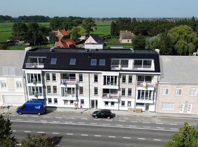 Nieuwbouw appartement gelegen op korte afstand van de markt van Diksmuide. &lt;br /&gt;
Ruime, lichtrijke woonkamer. Een gezellig terras aan de zonnekant en