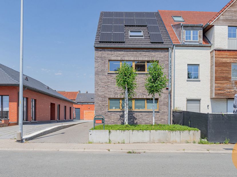 NIEUWERKERKEN - RECENT GEBOUW MET MAGAZIJN&lt;br /&gt;
Dit voormalig bedrijfsgebouw heeft heel wat mogelijkheden en werd gebruikt als kantoorruimte en opsla