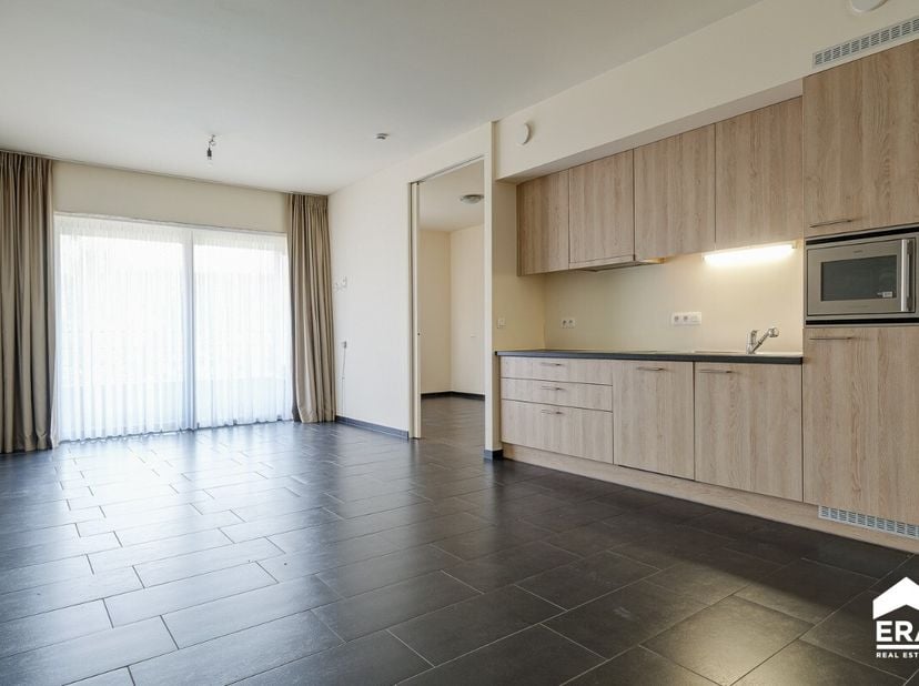 Deze sfeervolle assistentiewoning met 1 slaapkamer en terras kent een goed ligging in het centrum van Helchteren. Het maakt deel uit van residentie He