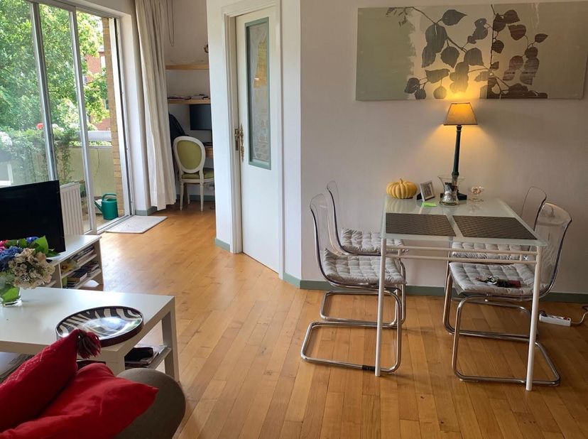 À proximité de Montgomery et de l&#039;avenue de Tervueren, dans une rue calme à sens unique, au 3E étage dun petit immeuble avec ascenseur, superbe appart