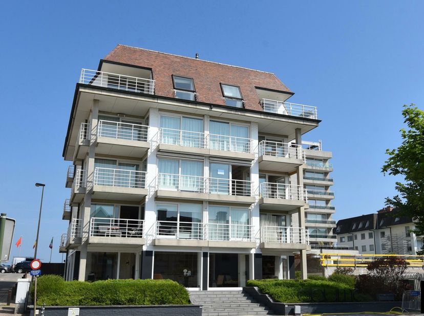 Binnen staanplaats in een villa-residentie thv Obumex en de minigolf te Kustlaan Zoute.&lt;br /&gt;
Aan de garage is een private kelder/berging gekoppeld di