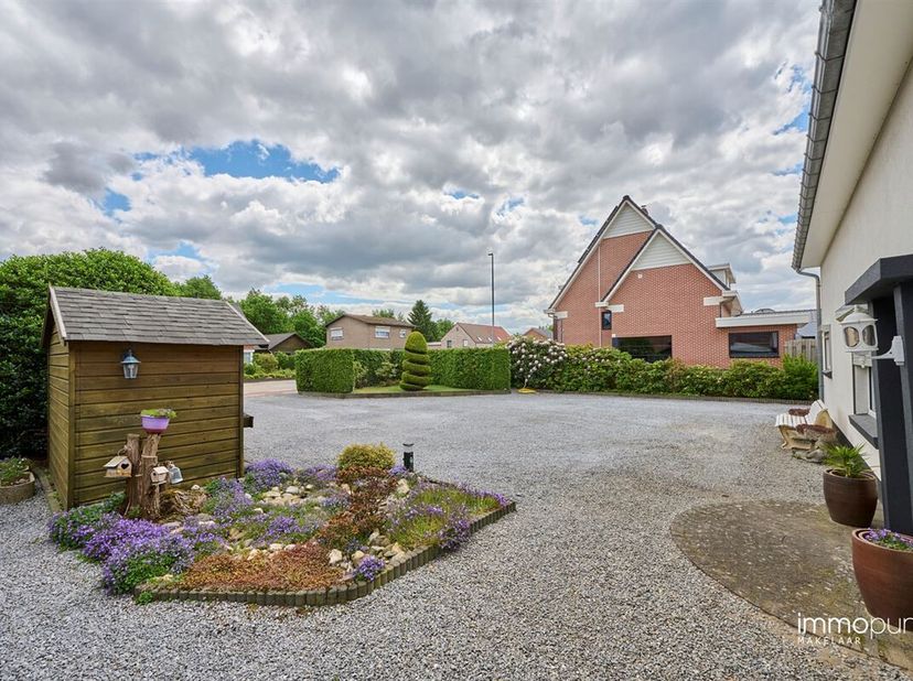 Instapklare woning met 3 slaapkamers, grote garage en mogelijkheid tot beroep aan huis. De woning is gelegen langs de verbindingsweg Nederland - Kauli