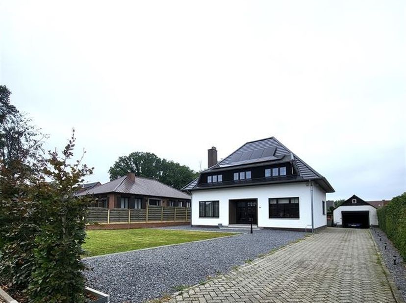 Charmante vrijstaande woning met authentieke waarden&lt;br /&gt;
Bent u op zoek naar een woning dat de perfecte combinatie biedt van moderne luxe en authent
