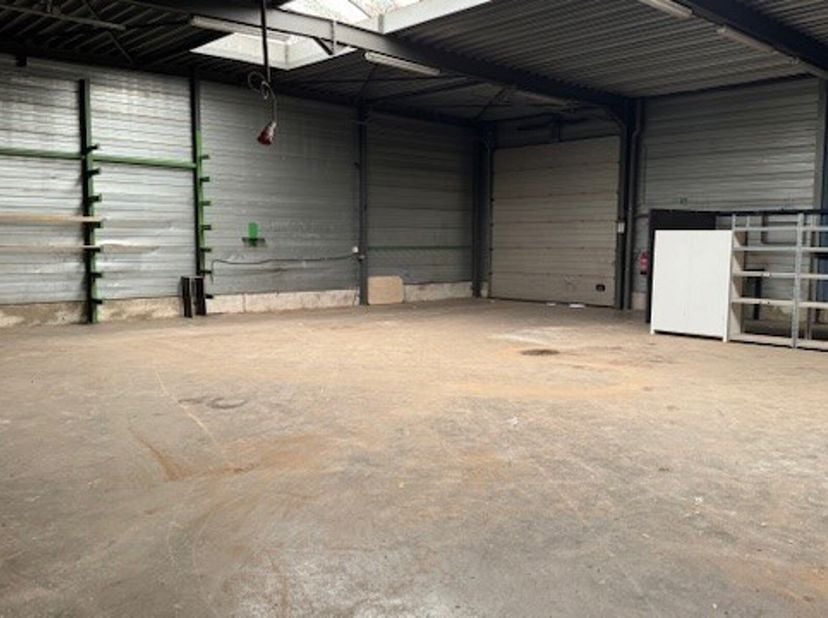 Ruime hal met kantoren, keuken en sanitair.&lt;br /&gt;
Buitenruimte van 1.100m².&lt;br /&gt;
Volledig afsluitbaar.&lt;br /&gt;
Goed gelegen met aansluiting op de belan