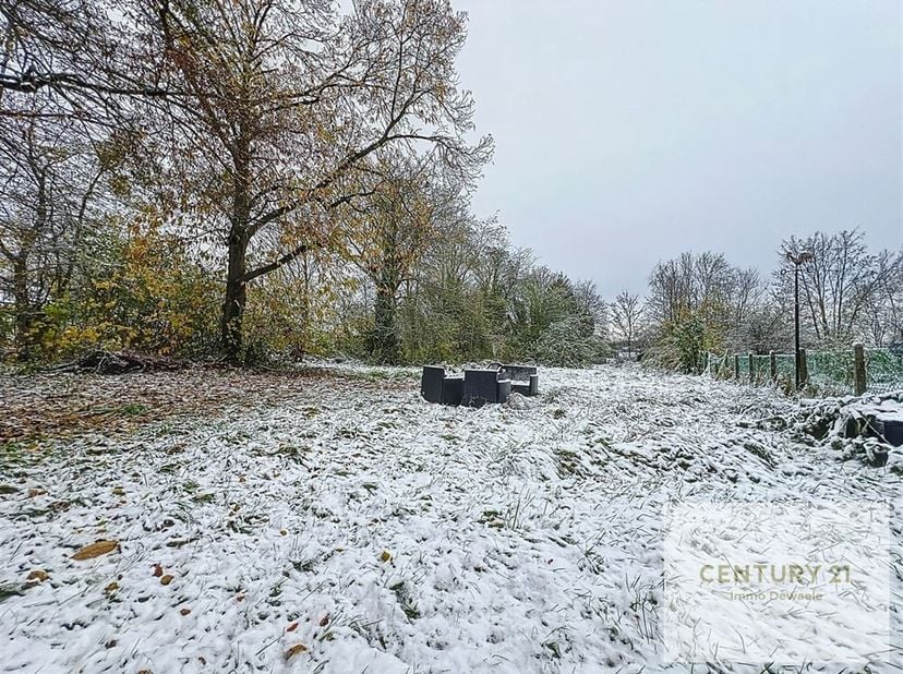 Century 21 Immo Dewaele is verheugd u dit uitzonderlijk perceel van 860 m² gelegen in Nijvel voor te stellen, dat een enorme opportuniteit biedt om uw