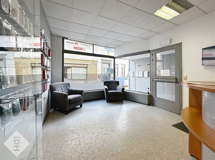 En plein coeur de Leuze, découvrez cette surface commerciale composée d&#039;une surface principale avec une belle vitrine, une pièce sur l&#039;arrière pouvant