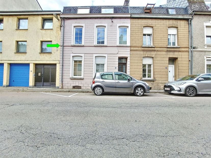 W Immobilière vous propose  à Arlon à deux pas du centre, une spacieuse maison mitoyenne composée comme suit: hall d&#039;entrée, séjour, cuisine équipée,5