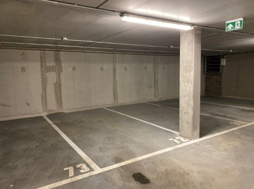 Au coeur du quartier européen, place de parking à louer, très sécurisée, il y a 2 ascenseurs à voitures qui permettent d&#039;accéder aux places de parking