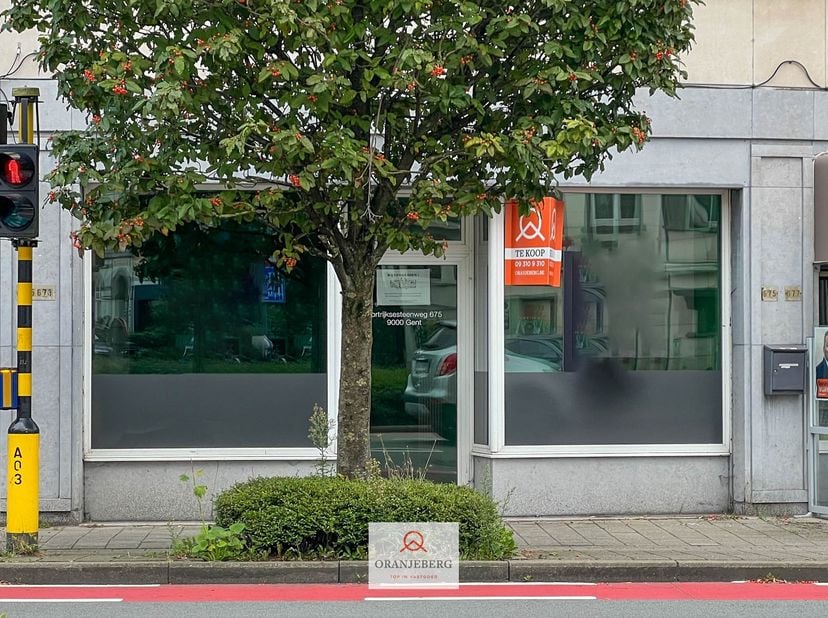 Winkel- of kantoorruimte te koop op het gelijkvloers, uitstekend gelegen vlakbij het station Gent-Sint-Pieters en vlakbij citadelpark. Het pand is vlo