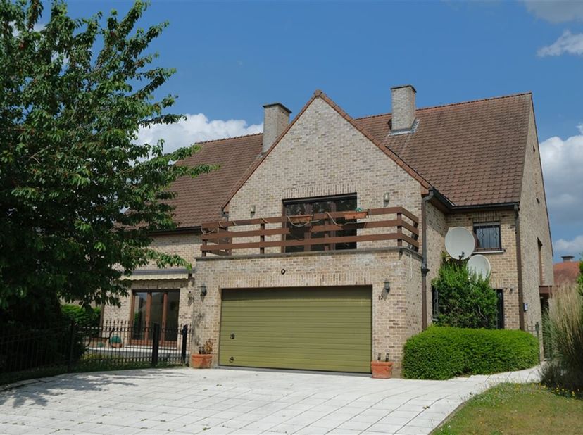Sterrebeek, aan het einde van een doodlopende straat: Villa van 611m² op een terrein van 7a15ca, 4 slaapkamers, 4 badkamers, 3 burelen, volledig uitge