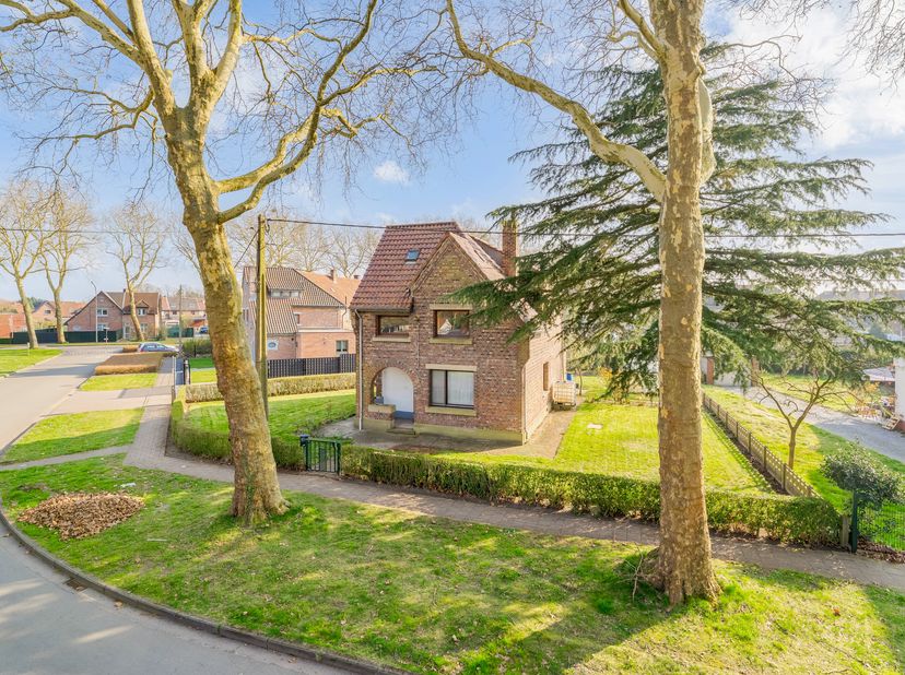 Découvrez ce confortable bâtiment mitoyen, situé sur un terrain d&#039;environ 7 hectares dans un quartier verdoyant et calme de Genk. &lt;br /&gt;
L&#039;emplacement