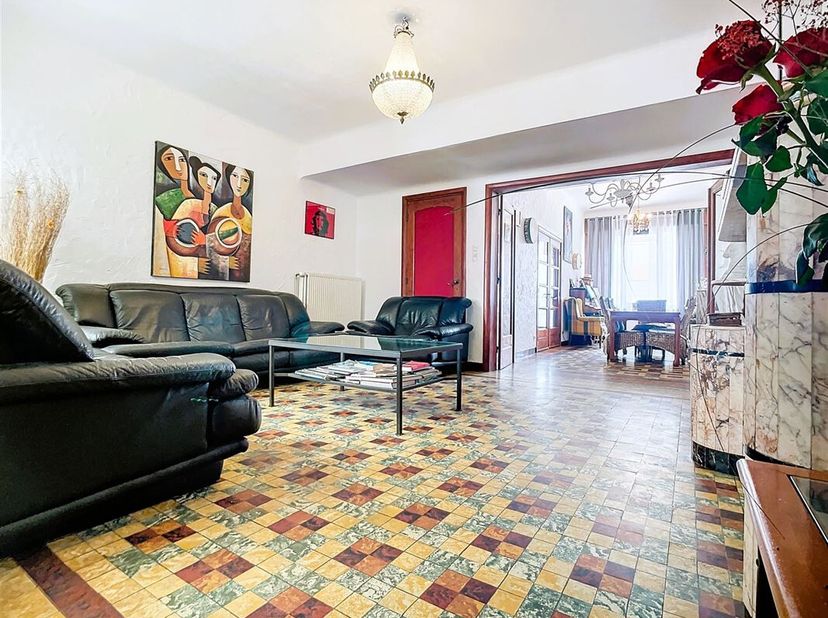 Habitation semi-bourgeoise idéalement située à deux pas du coeur de la ville.&lt;br /&gt;
Ce bien vous propose, au rez-de-chaussée, un hall d&#039;entrée accueil