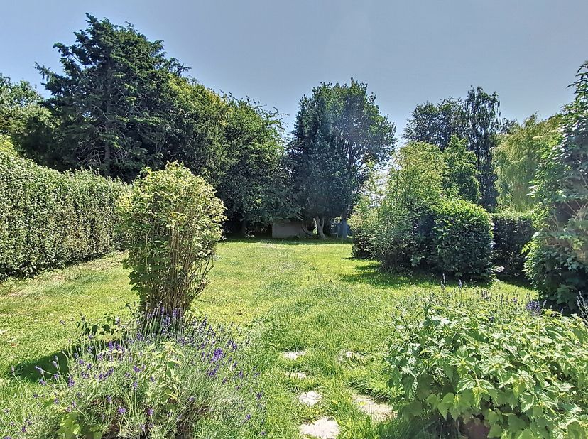 Quartier BARA  Ravissante villa de charme face aux champs&lt;br /&gt;
Dans le quartier prisé de la Chaussée Bara, au calme absolu et avec une vue dégagée su