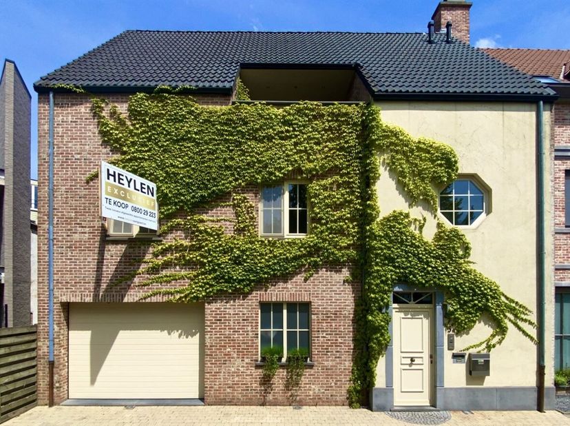 Gelijkvloers: ruime inpandige garage (ca 54 m²) met berging ( ca 13,74 m²)&lt;br /&gt;
1ste verdieping: nachthal, berging, wasplaats, badkamer, 4 slaapkamer