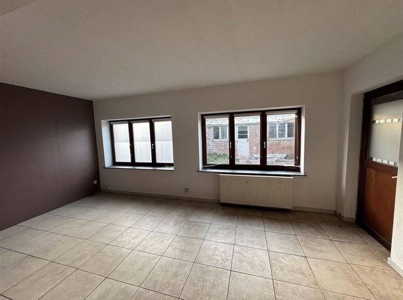 Vastgoedcomplex bestaande uit een grote hangar van 1.000 m² en een huis met 3 slaapkamers (te regulariseren), gelegen in Blaton.&lt;br /&gt;
Het huis (te re