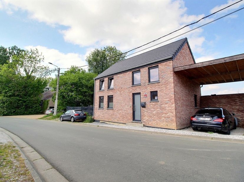 Belle maison 4 façades construite en 2020 située dans un quartier calme à Somzée :&lt;br /&gt;
La maison est composée au rez-de-chaussée d&#039;un hall dentrée a