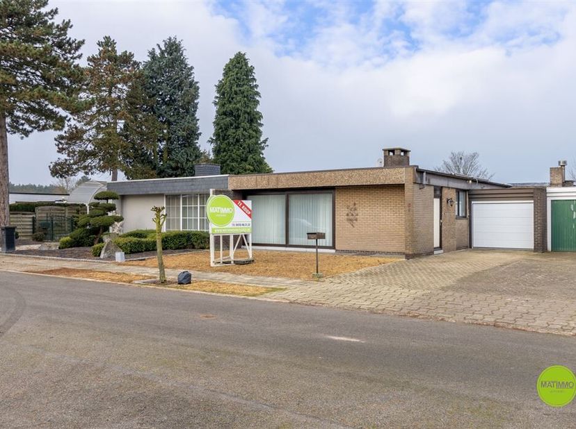 ***IN OPTIE***&lt;br /&gt;
Gelijkvloerse woning met tuin en zonnepanelen nabij Lommel centrum&lt;br /&gt;
Deze charmante gelijkvloerse woning, gebouwd in 1972, co