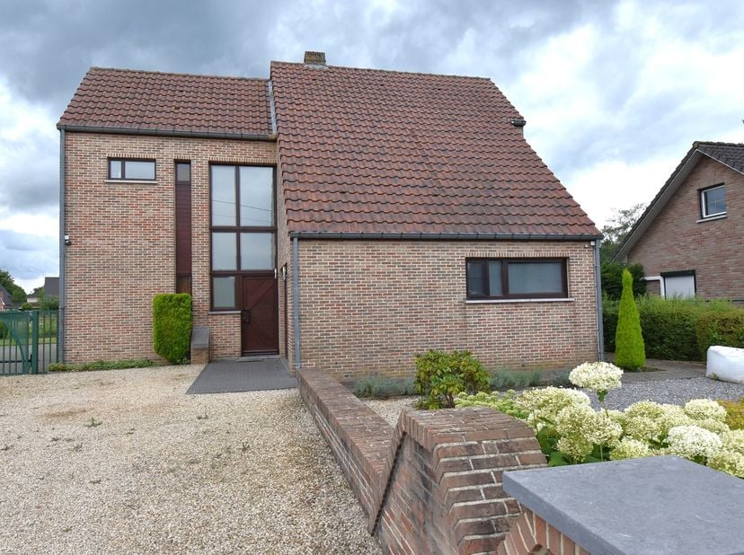 Deze woning is rustig gelegen, op een groot perceel, in Rekem, op wandelafstand van het pittoreske oud-Rekem.&lt;br /&gt;
&lt;br /&gt;
indeling :&lt;br /&gt;
gelijkvloe