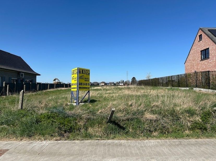 Op 1 km van het centrum van Ninove, mooi gelegen perceel bouwgrond voor OPEN BEBOUWING, grondoppervlakte 9a 59ca.    Perceelsbreedte +/- 22m   Diepte