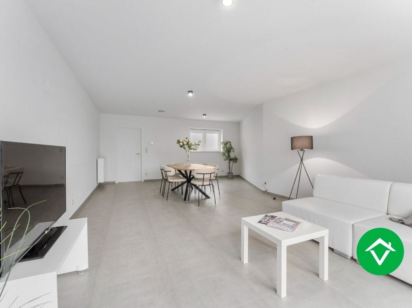 Deze totaal vernieuwde woning bestaat uit: inkomhal - bureauruimte - berging - wasplaats - toilet - badkamer - keuken - ruime living - terras - tuin -