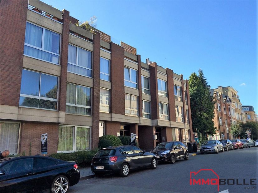 Quartier Boondael, à deux pas du Cimetière d&#039;Ixelles, de la gare de Boitsfort et de toutes les facilités, emplacement de parking intérieur n°35 à loue