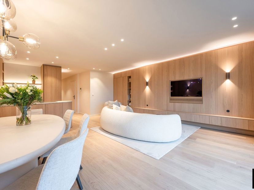 A un emplacement superbe, au calme et pourtant proche de la mer et du centre commercial, vous trouverez cet appartement magnifiquement rénové avec une