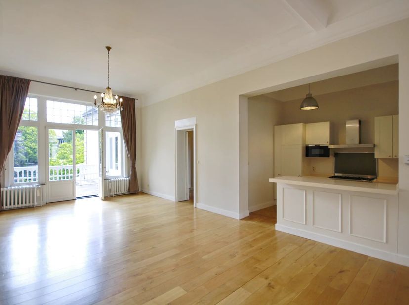 150m van de gemeente Elsene.&lt;br /&gt;
Inkomhal met vaste kast, leefruimte met ingerichte keuken en zuidoostelijk terras van ± 14 m². 2 slaapkamers van ±
