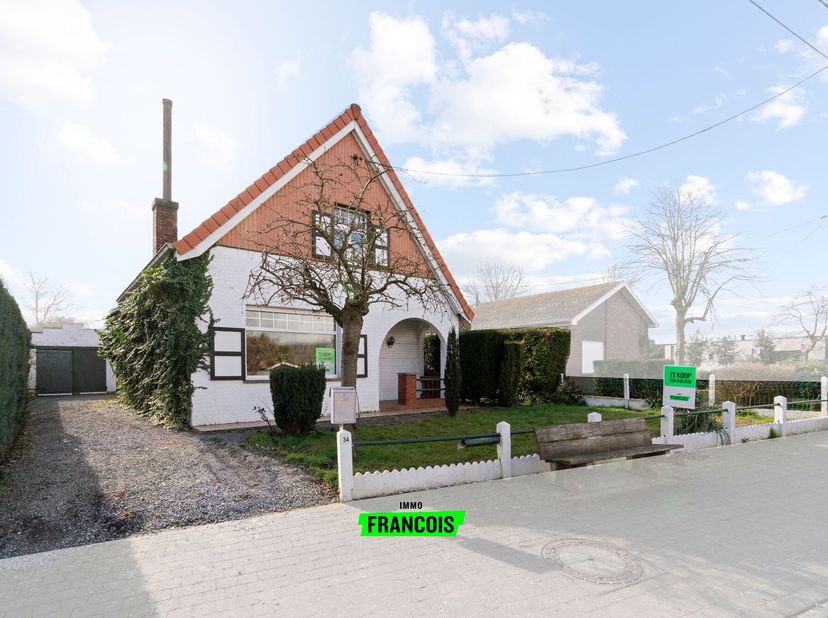 Ontdek deze alleenstaande woning in Zulte, Olsene. Perfecte kans voor wie op zoek is naar een renovatiewoning met veel mogelijkheden. Gelegen op een m