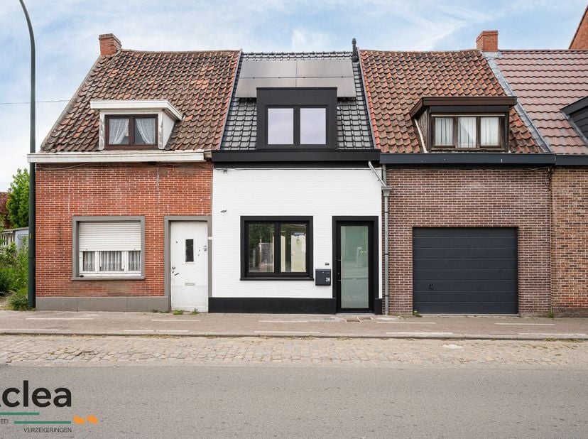 Welkom in deze kwalitatief gerenoveerde woning, gelegen te Beke in Waarschoot, waar comfort, energiezuinigheid en een uitstekende ligging hand in hand